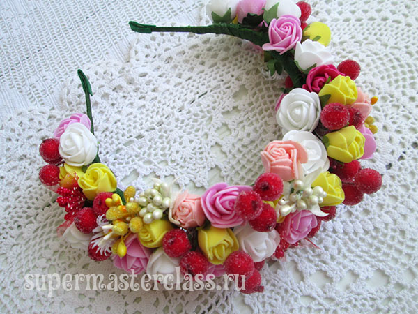 Headband with flowers with their own hands