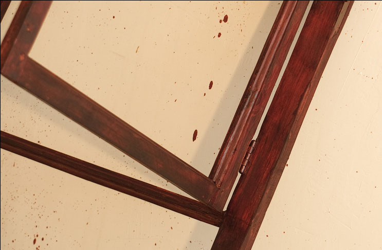 Behandeling van een houten raam met vlek tijdens restauratie
