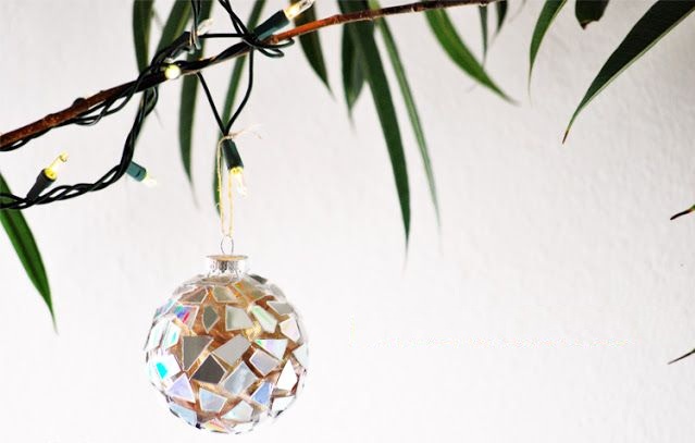 Decorating Christmas balls with mosaic made of CDs