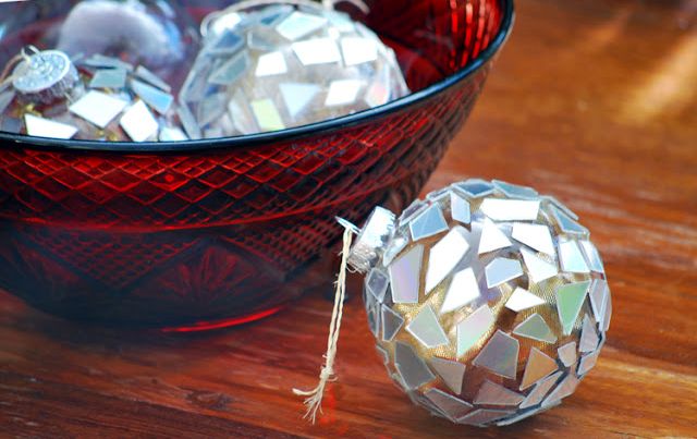 Decorating Christmas balls with their own hands by mosaic from CDs