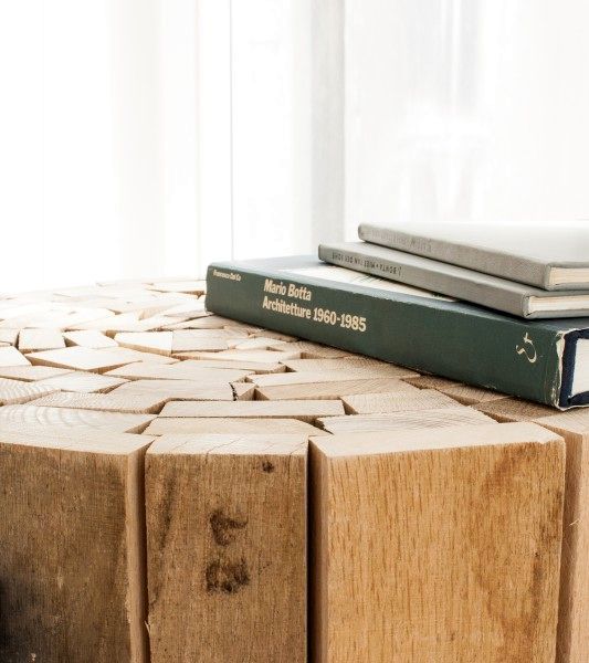 дерев'яний журнальний столик з дощок від Oliver Conrad