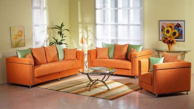Kirkkaan oranssi sohva olohuoneen sisustuksessa