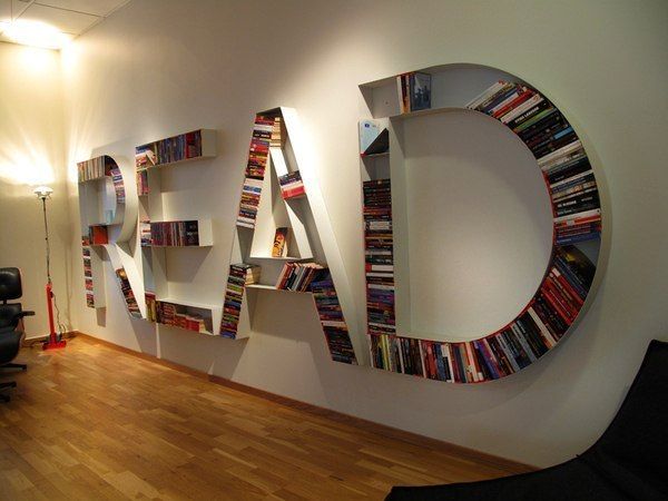originele boekenplanken in de vorm van letters