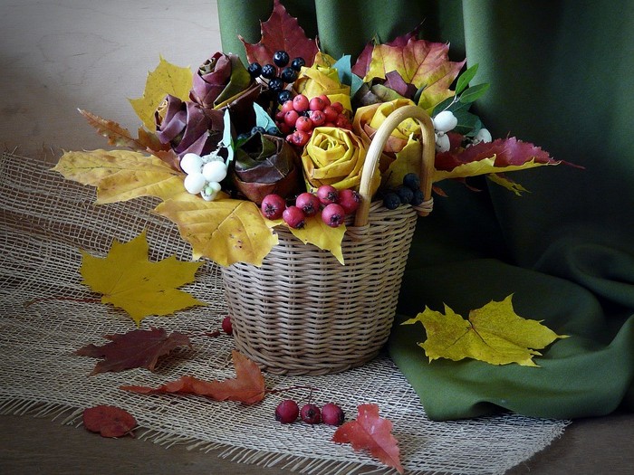 Podzimní květiny: složení v košíku
