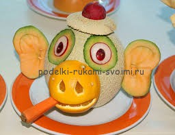 Autumn crafts from vegetables and fruits. Children's crafts in kindergarten