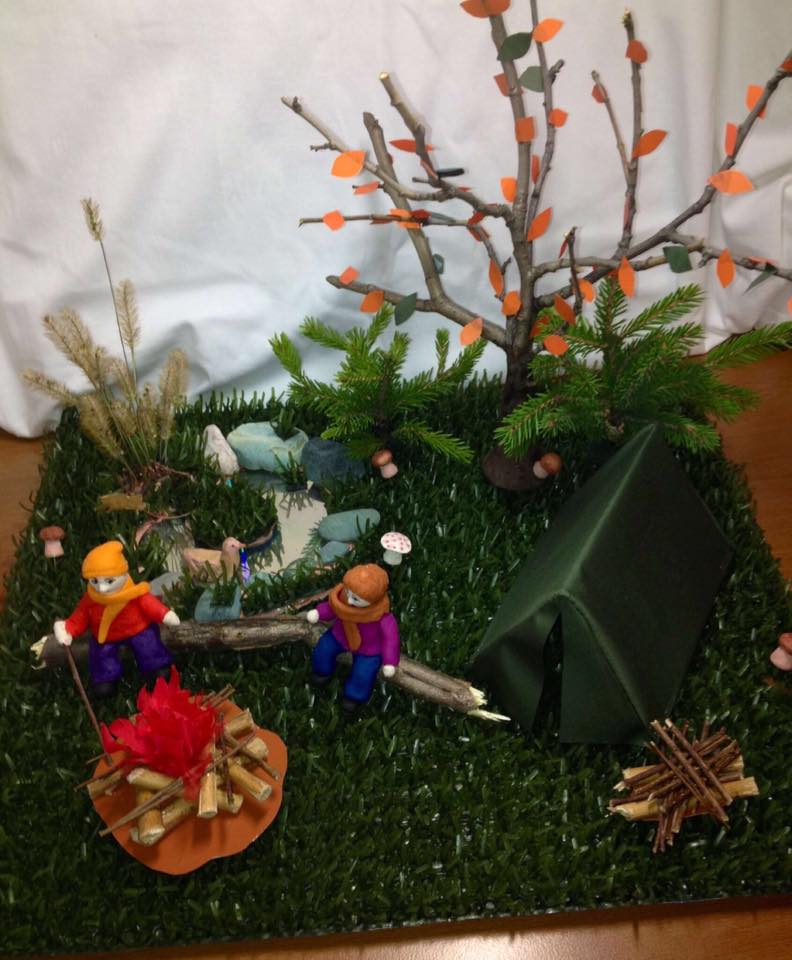 Autumn crafts in school and kindergarten 