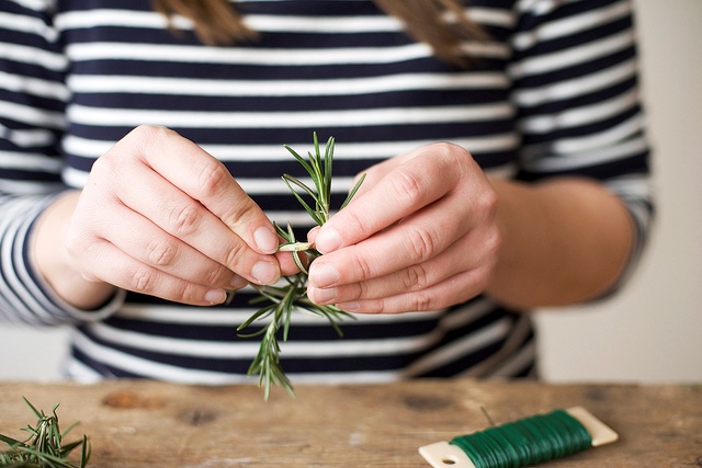how to make miniature wreaths of greenery