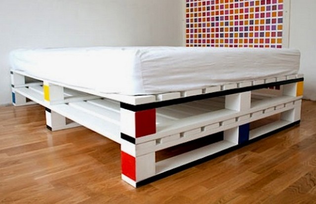 Высоту кровати можно увеличить высоким матрасом или дополнительным рядом поддонов