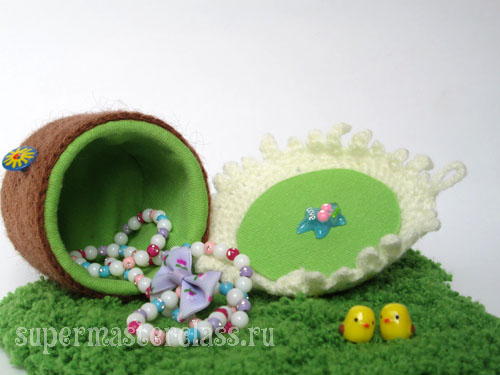 Knitted Easter cake box