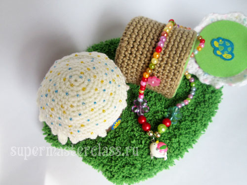 Crocheted easter cake