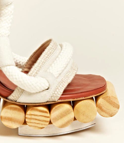 dřevěné sandály od Pedro Lourenca