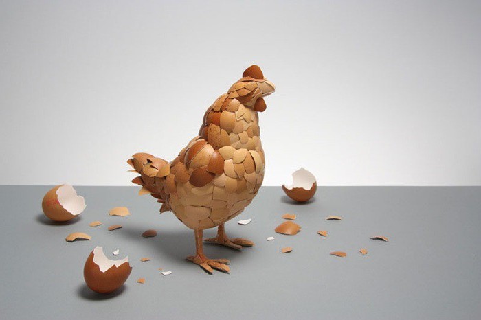 Sculpture: egg shell rooster