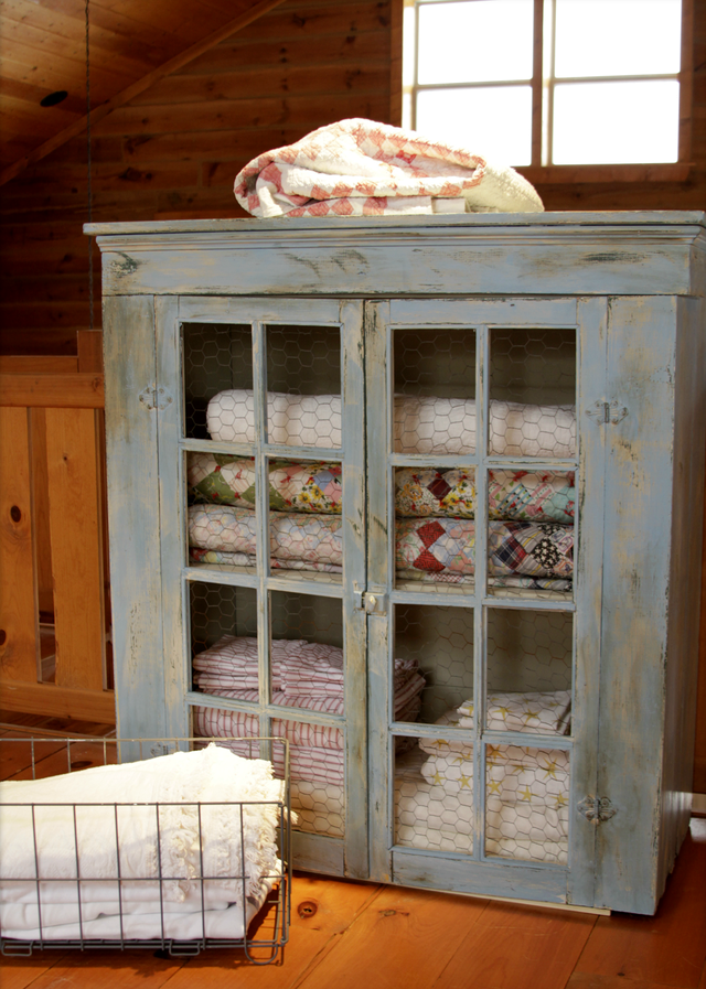 Wire mesh in the interior - chest of drawers