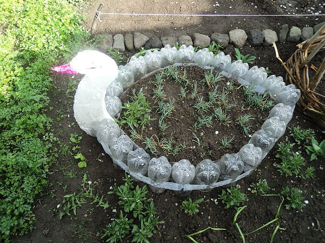 Do-it-yourself swan bed of plastic bottles