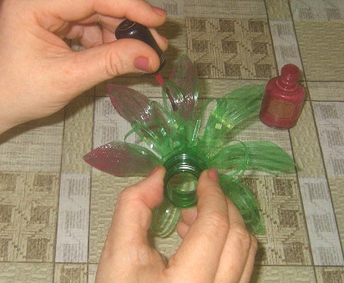 Instructions on how to make a flower from a plastic bottle