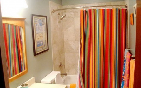 Bright curtain in the bathroom will divert attention from the floor