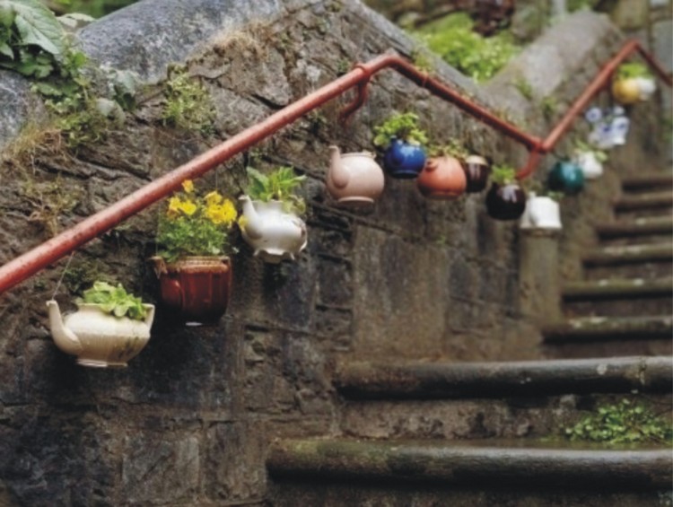 Suspendre des pots de fleurs à de vieilles théières - une très belle idée