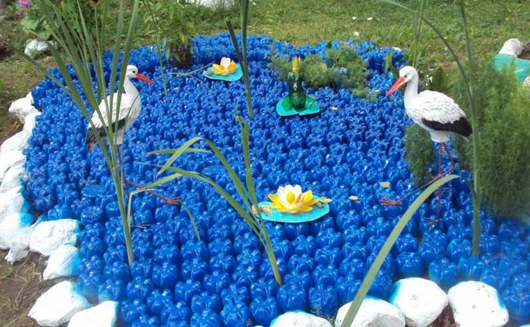 Rybník s labutěmi z plastových lahví
