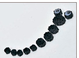 Симпатичне тулуб бабки з чорного гофрокартону в техніці квіллінг