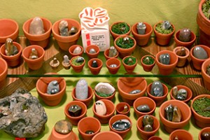 Crafts made of stones.