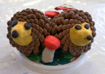 Řemesla z kuželek s vlastními rukama - ježek