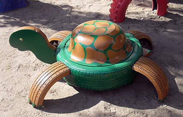 Tortoise from a car tire and enameled basin