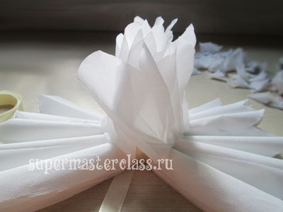 Paper pompons from corrugated paper