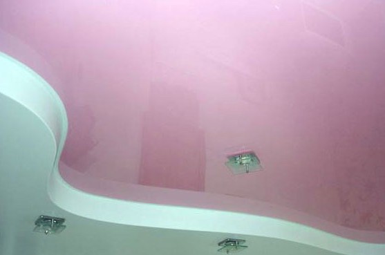 Różowy kolor sufitu