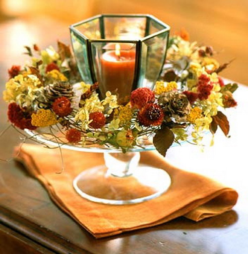 Vase med et stearinlys og tørre blomster til dekorering til ferien