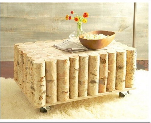 Ein Tisch aus Birkenstämmen - eine Dekoration für den Innenraum