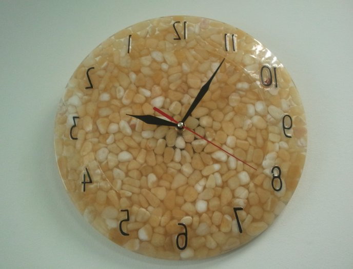 Mit Getreide gefüllte Uhr - für die Dekoration der Küche