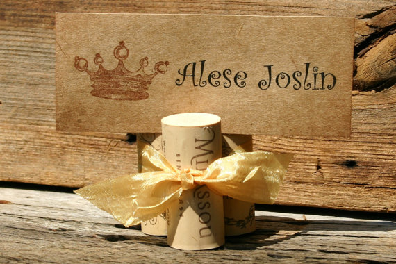 Do-it-yourself card holder with three corks and a ribbon