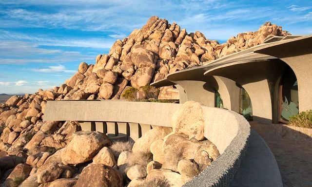 residentie in de rotsen van Joshua Tree National Park, USA 