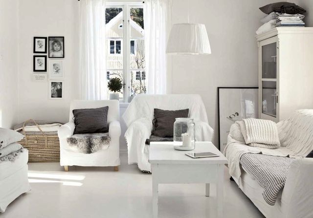 Skandinavische Art innerhalb eines weißen Wohnzimmers mit grauen Akzenten