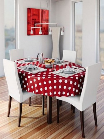 A bright tablecloth can be the main emphasis in the interior and supported by other details of the decor 