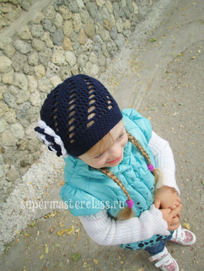 Плетена шапка за момичета за есента