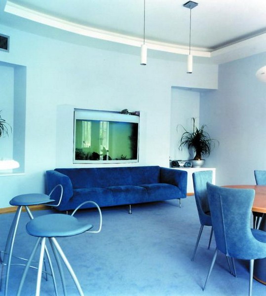 Μπλε καναπές στην εσωτερική φωτογραφία