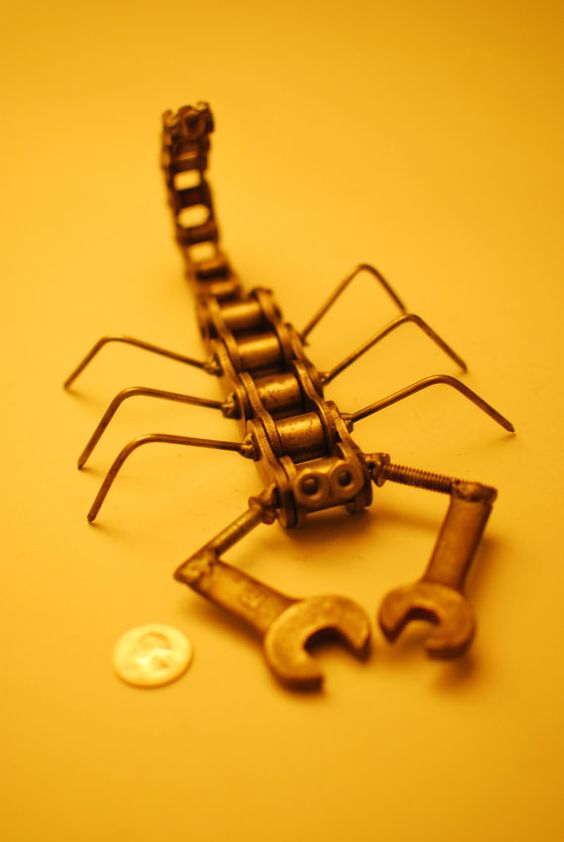 Skorpion aus der Kette mit eigenen Händen Foto