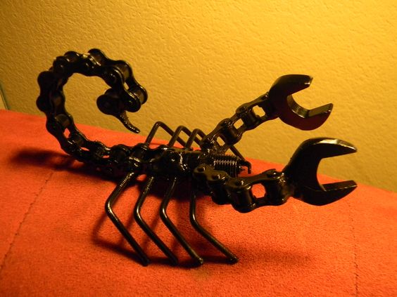 Скорпион от веригата със собствена снимка
