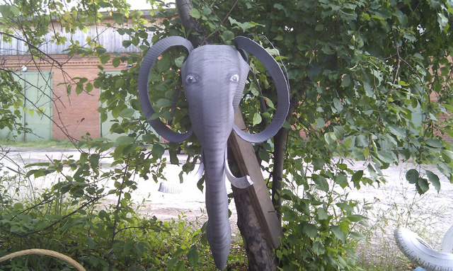 Elephant from old tires-2