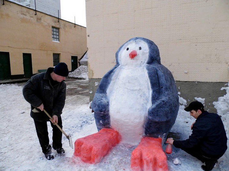 Sculpt a penguin from snow - an unusual snowman