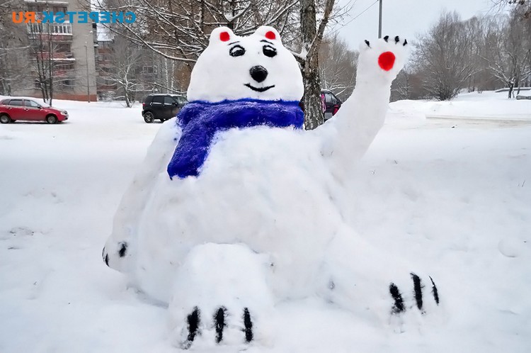 Ведмідь з піднятою лапою зі снігу 