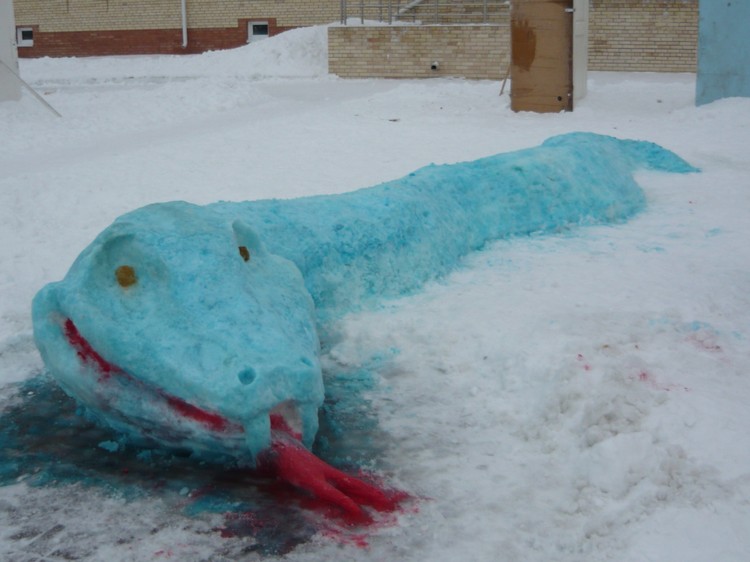 We sculpt a snake out of snow with our children
