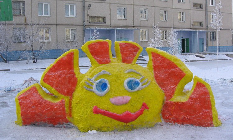 Положително слънце, направено от сняг и нарисувано с бои
