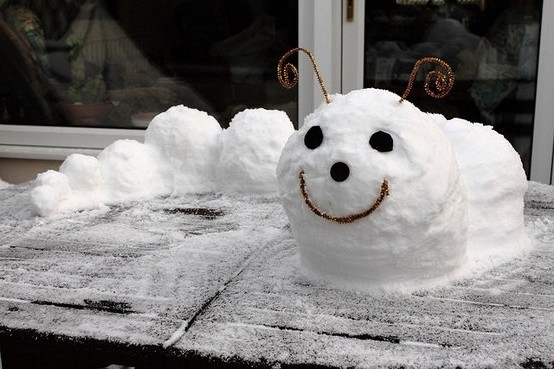 Любезен охлюв, направен от сняг, ще украси перваза на прозореца отвън