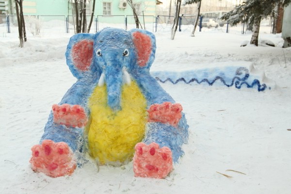 How to make an elephant out of the snow with children