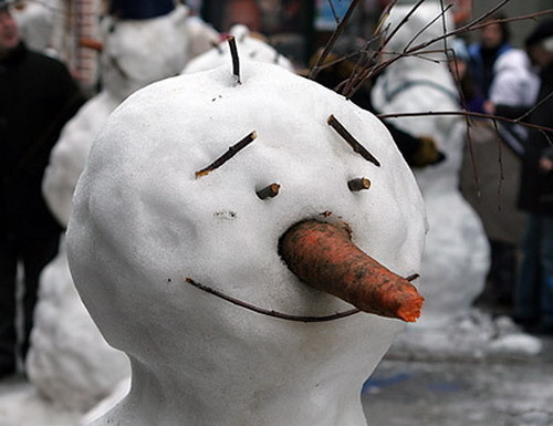 Положителен снежен човек - усмивка от клонката