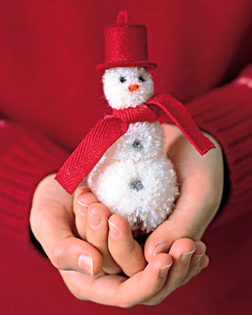 Kerstboomstuk speelgoed met een sneeuwman met zijn handen van pompons