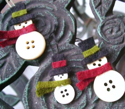 snowmen from buttons with their own hands