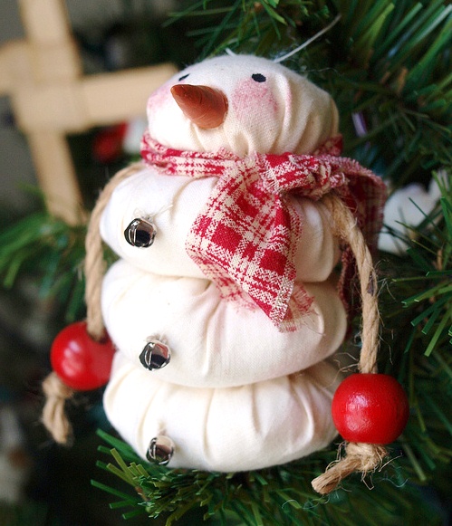 Vánoční strom hračka se sněhulákem s rukama z rýže